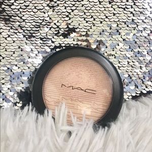 MAC Highlighter in “Beaming Blush”